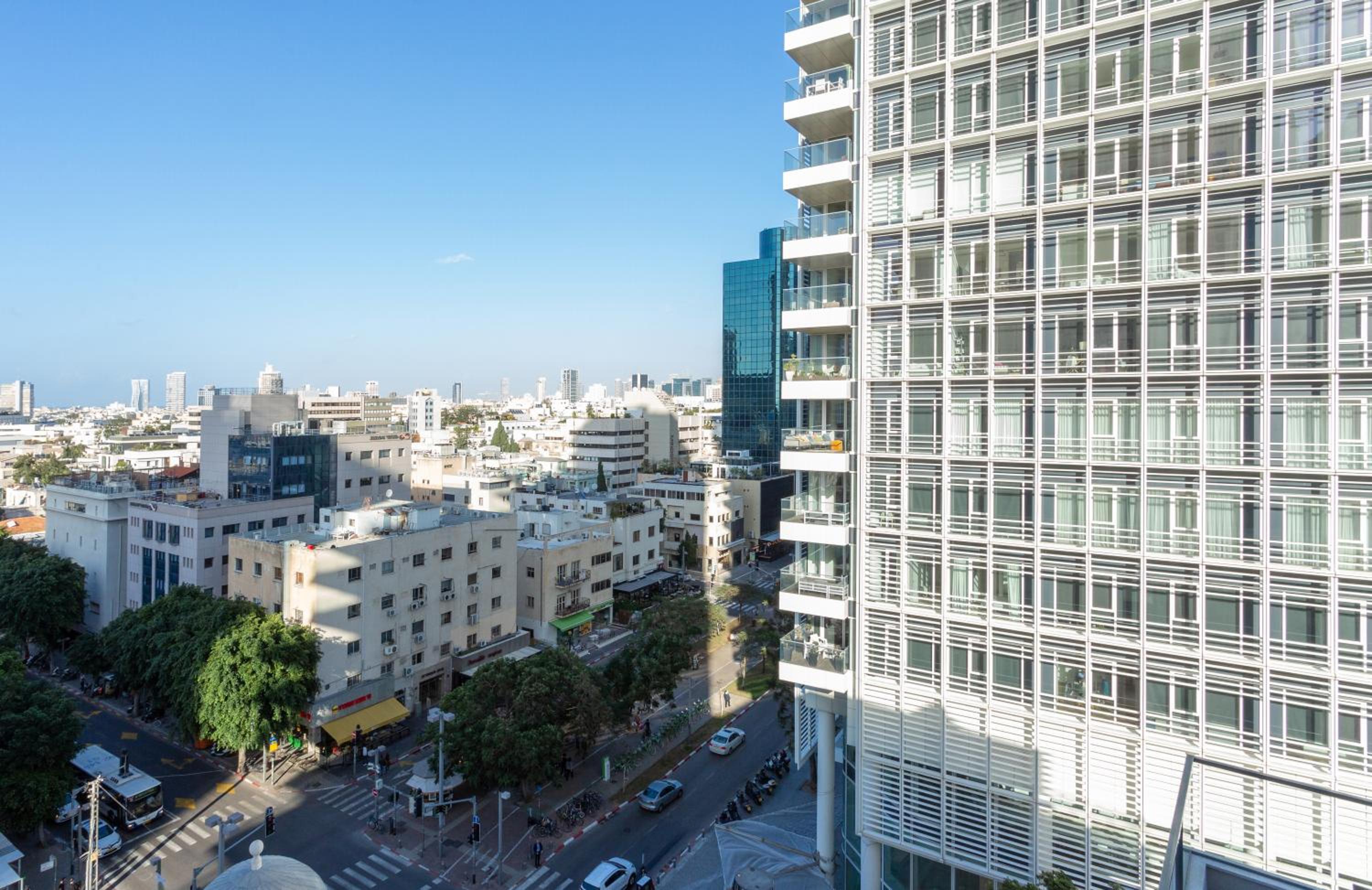 Spacious 3BR Penthouse with Jacuzzi on Rosthchild by HolyGuest