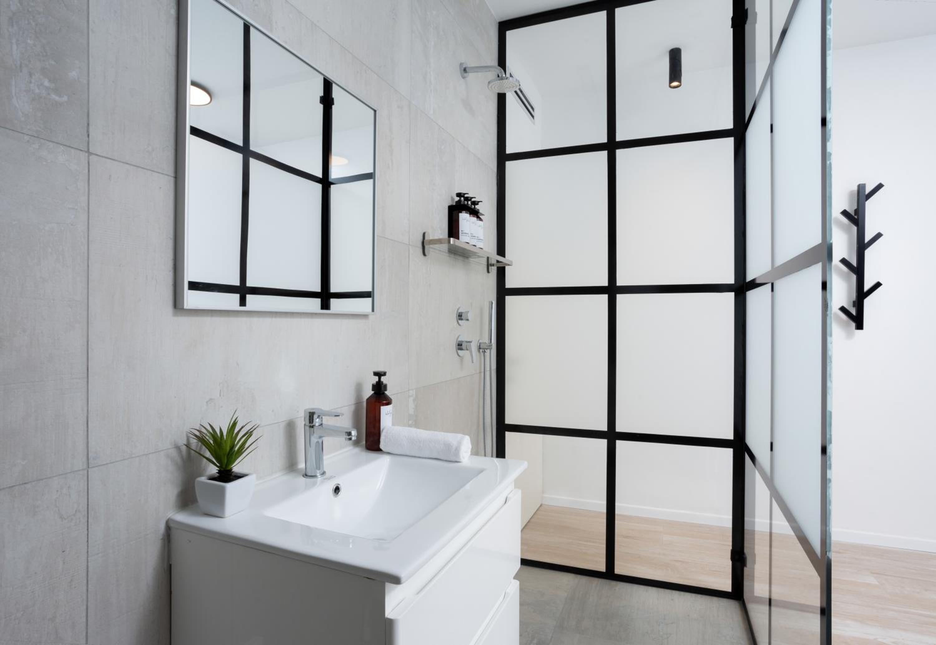 Spacious 3BR Penthouse with Jacuzzi on Rosthchild by HolyGuest