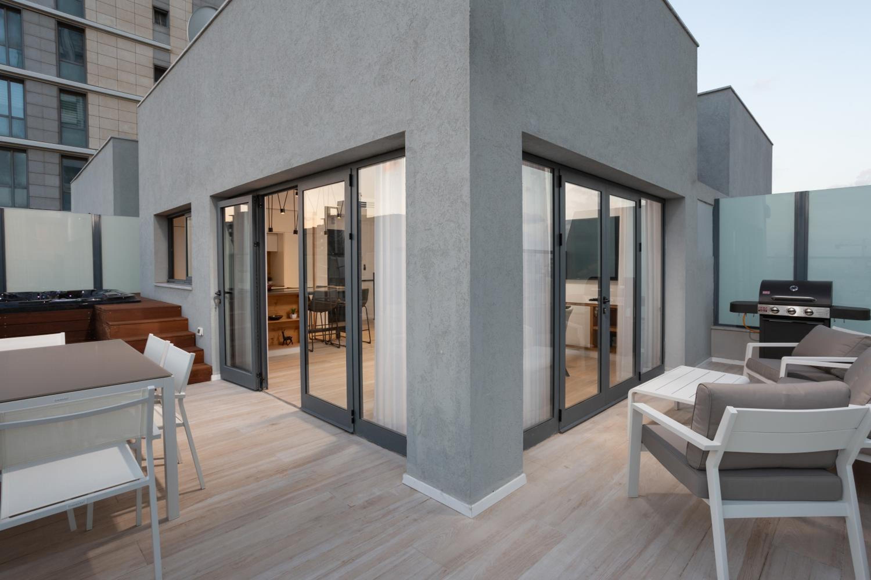 Spacious 3BR Penthouse with Jacuzzi on Rosthchild by HolyGuest