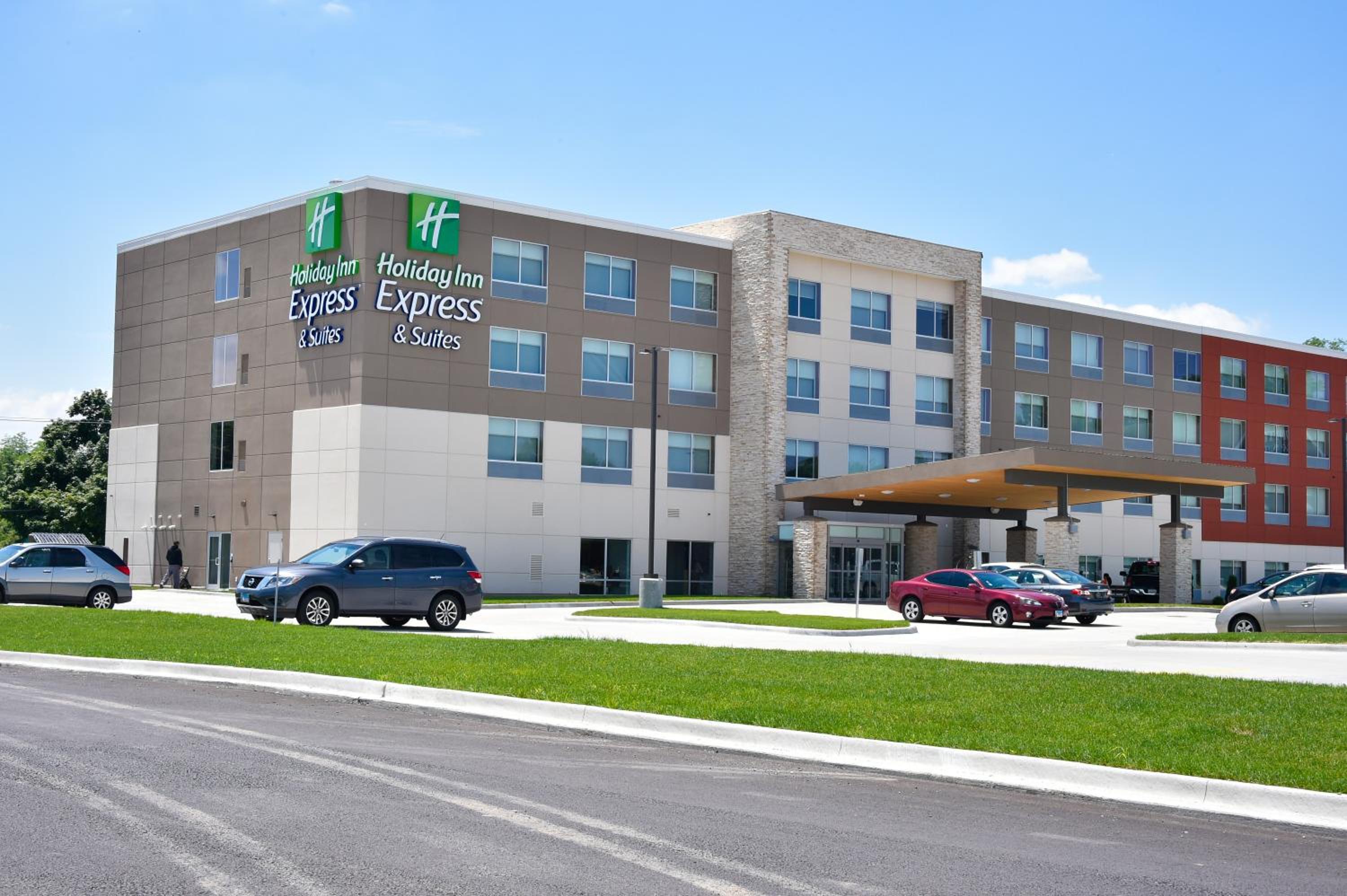Hotel Holiday Inn Express & Suites - Bensenville - O'Hare, an IHG Hotel - Image 1