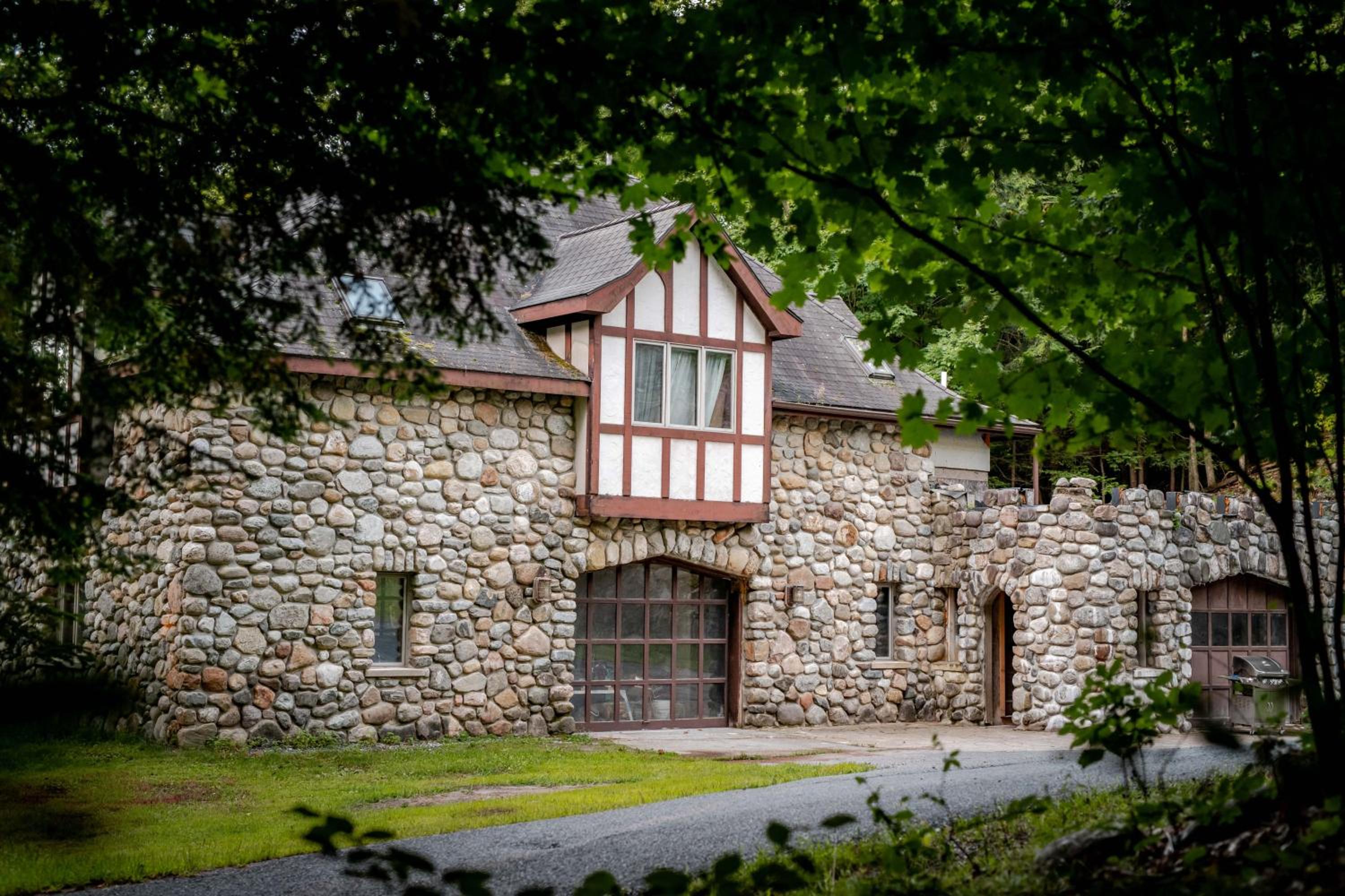 HIGHLANDS CASTLE overlooking Lake George plus 2 other CASTLES & SUITES