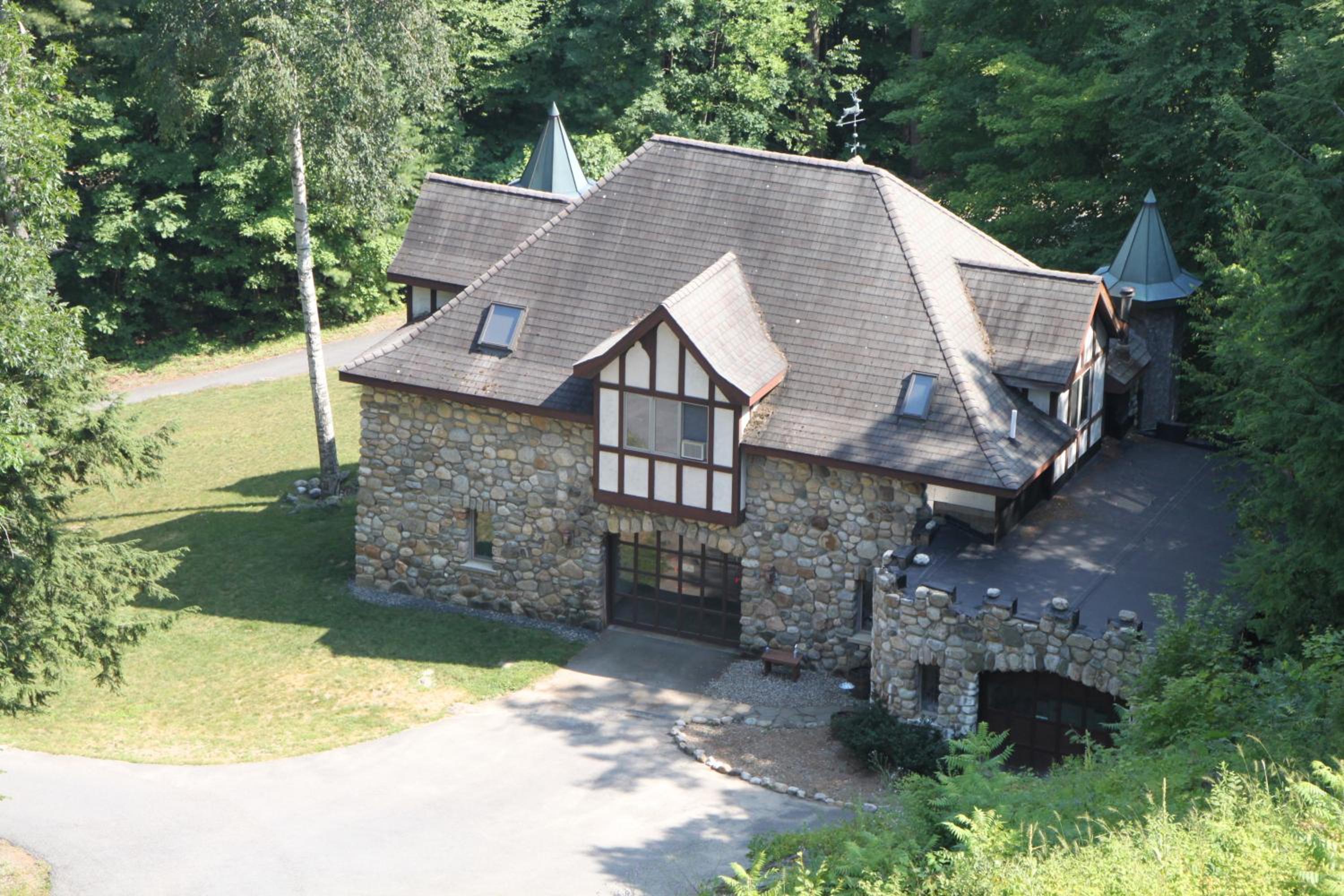 HIGHLANDS CASTLE overlooking Lake George plus 2 other CASTLES & SUITES