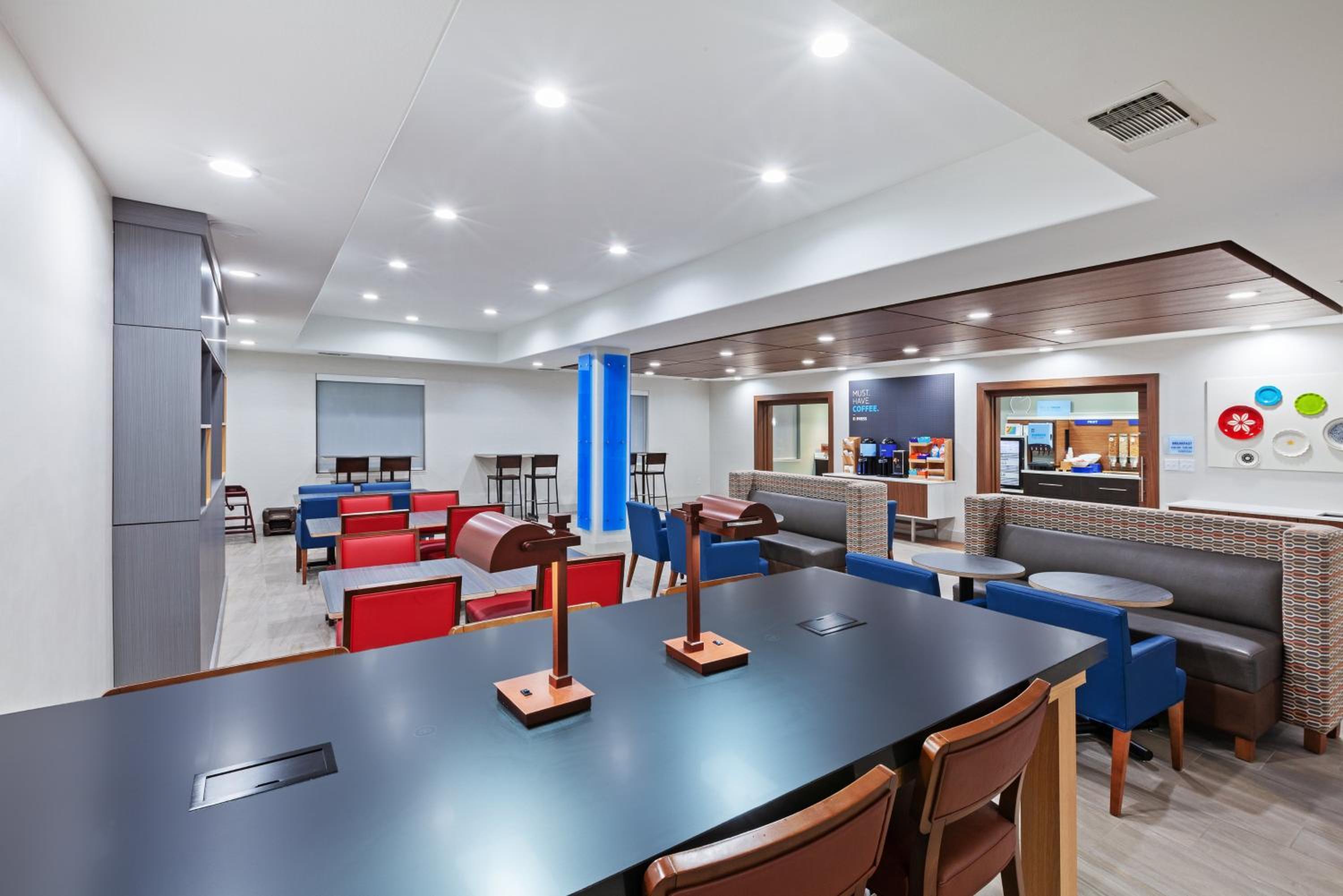 Longview Vacations - Holiday Inn Express  Suites Longview South I-20, an IHG Hotel - Property Image 9