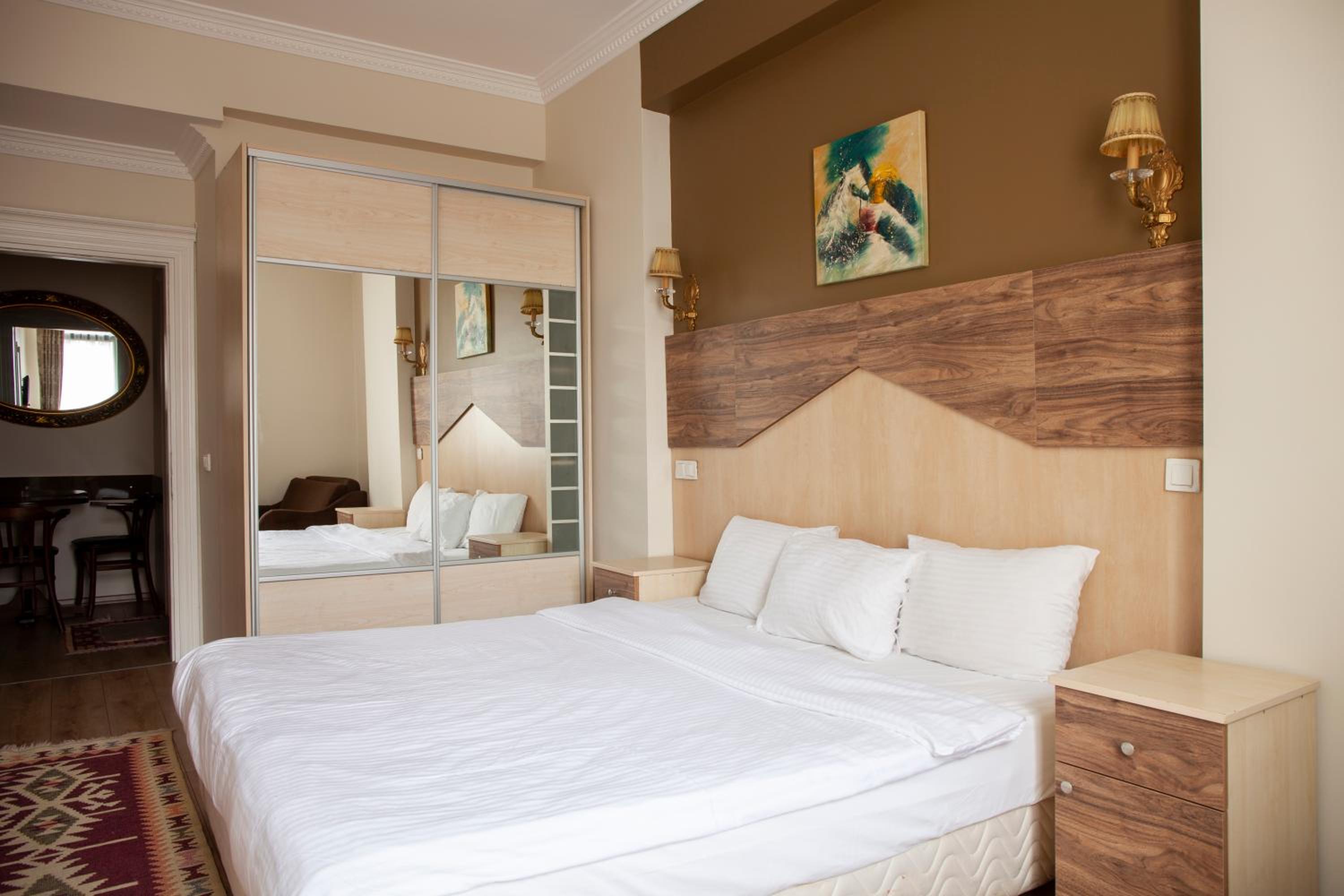 Sheriff Royal Suite - Image 24