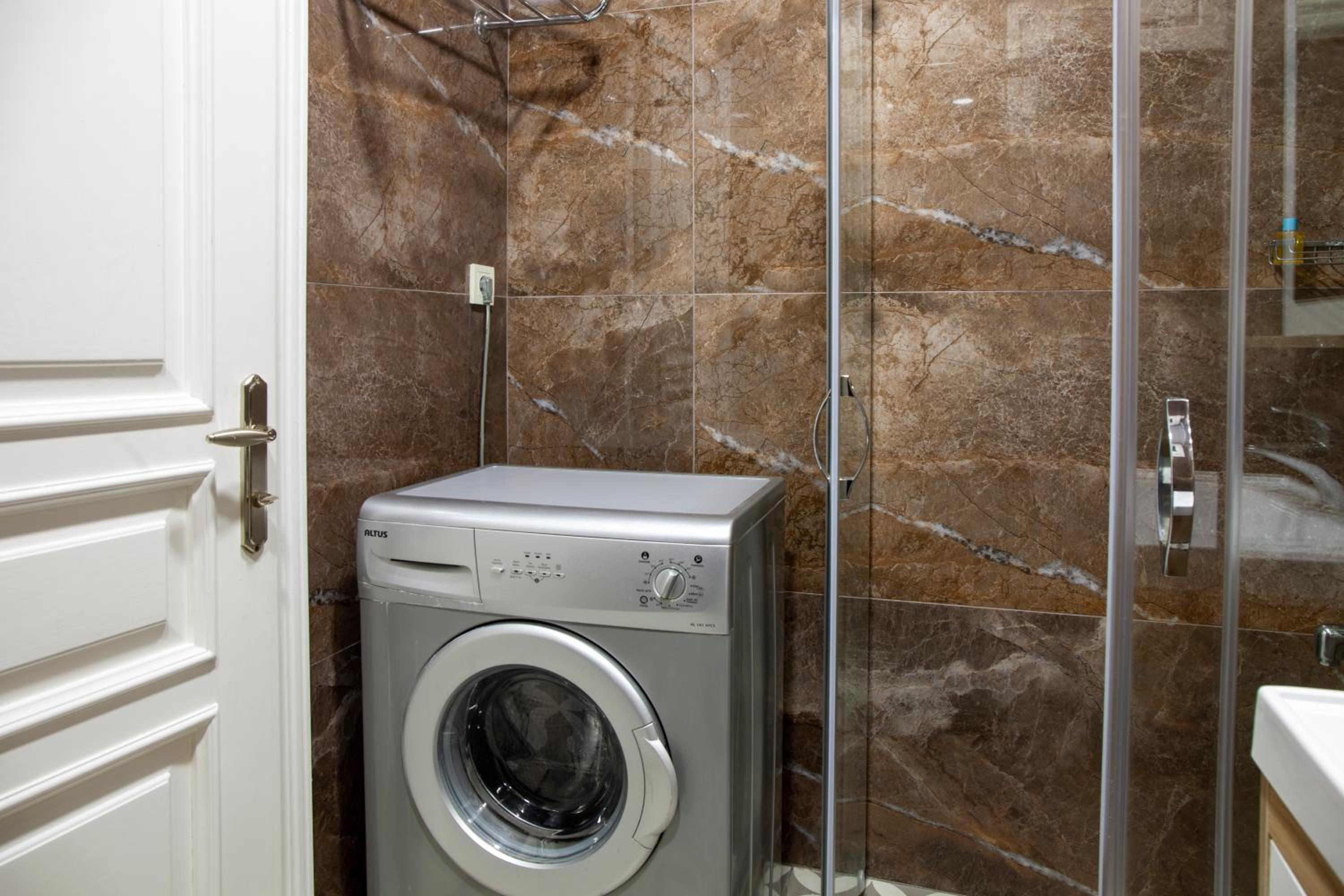 Sheriff Royal Suite - Image 7