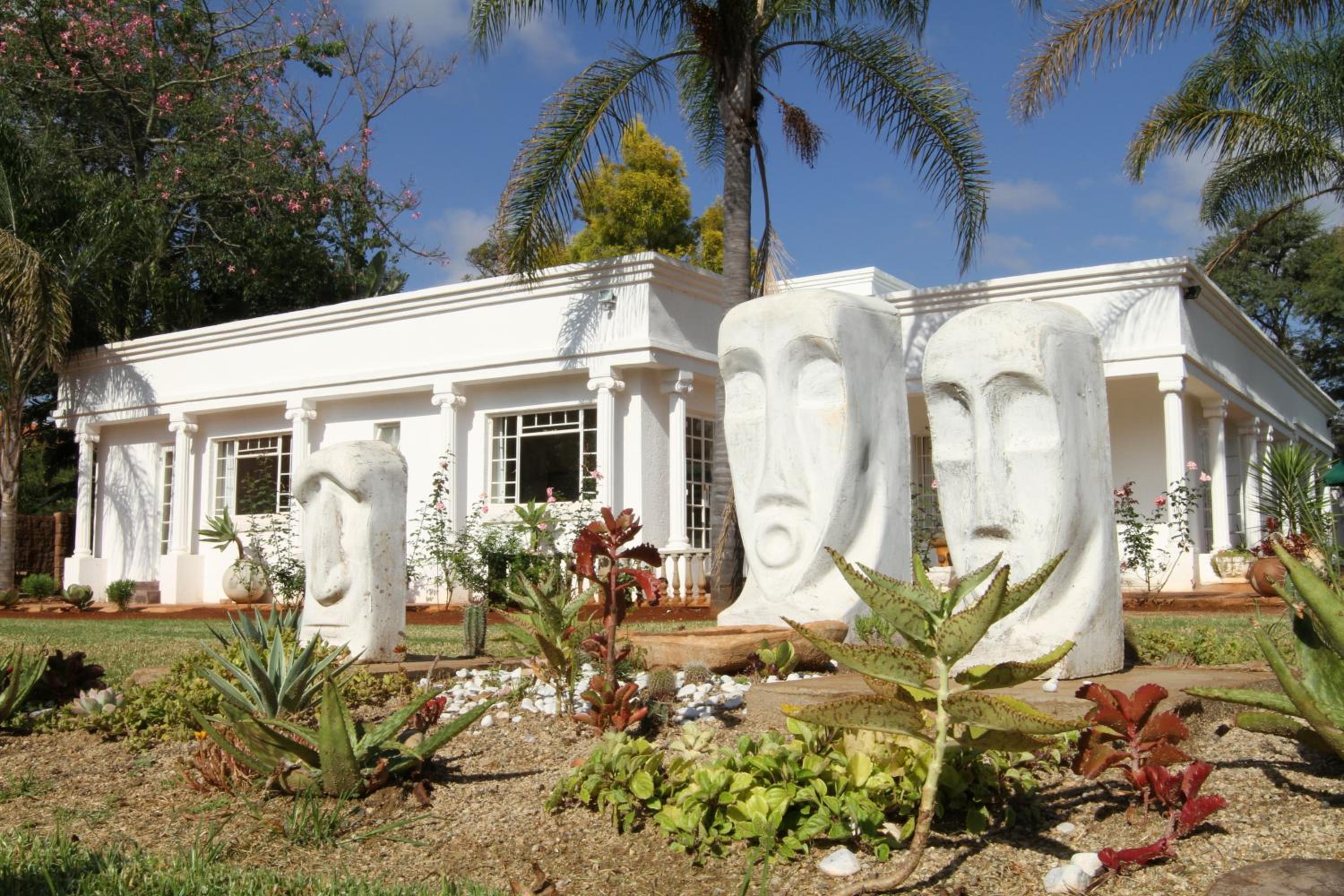 Heatherdale Guesthouse & Shuttle Services