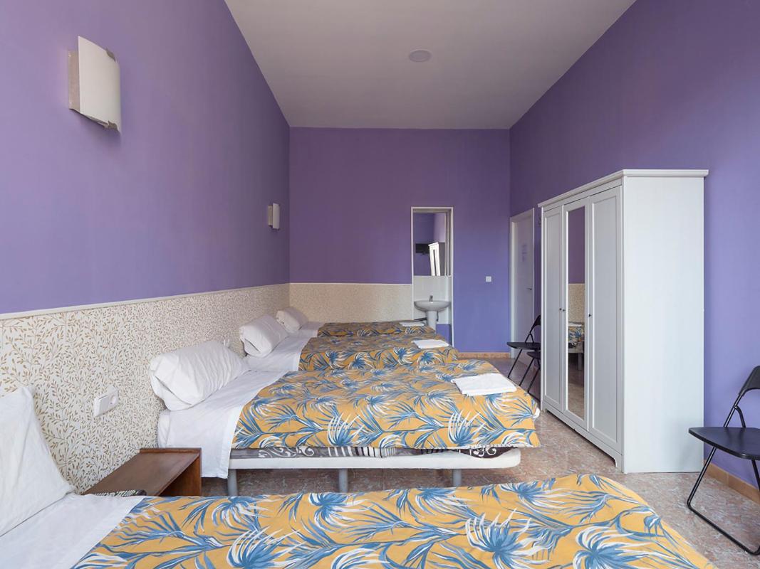 Pensión Apolo XI en Madrid — hotel room