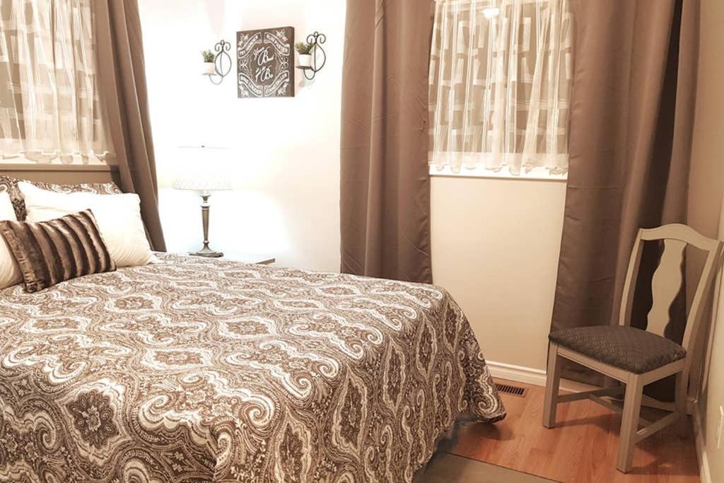 Sarnia Vacations - Sarnia Central Six - BIG 6 BR 2 BA - patio and BBQ - Property Image 1