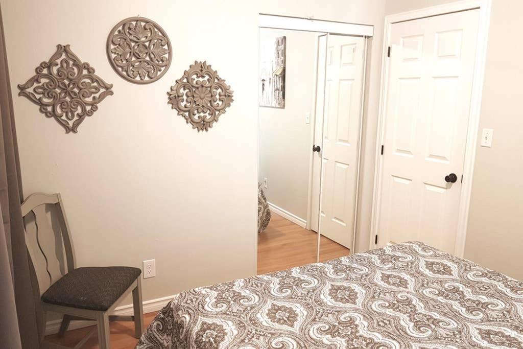 Sarnia Central Six - BIG 6 BR 2 BA - patio and BBQ