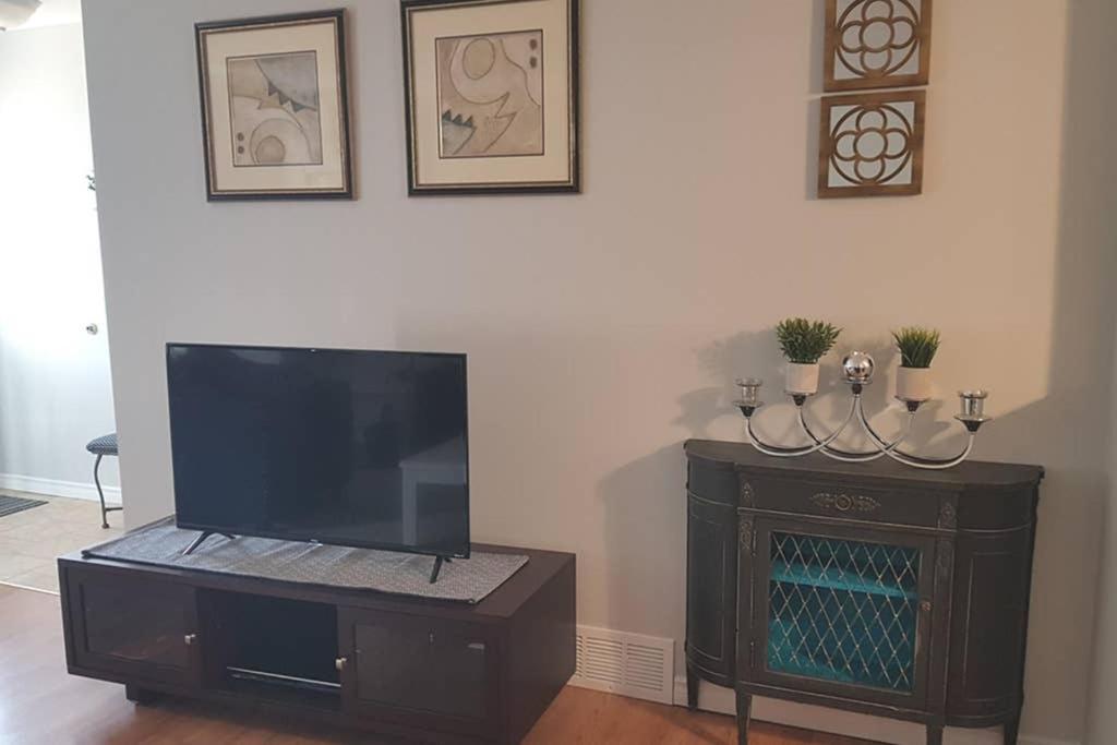 Sarnia Central Six - BIG 6 BR 2 BA - patio and BBQ