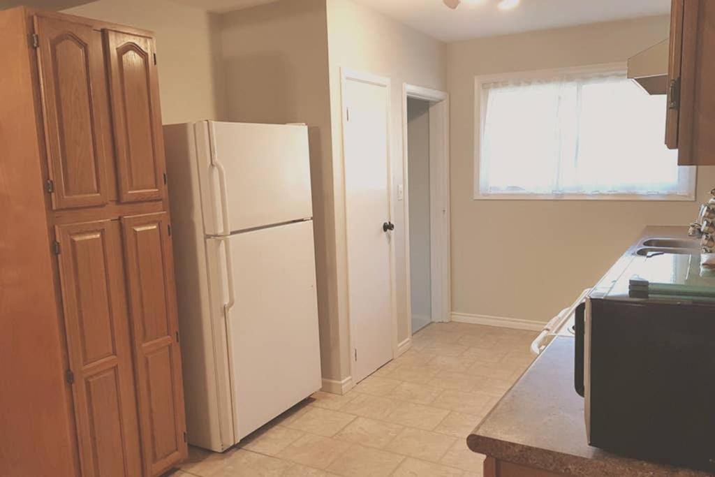 Sarnia Central Six - BIG 6 BR 2 BA - patio and BBQ