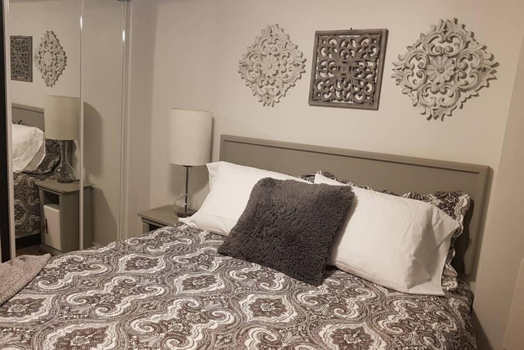 Sarnia Central Six - BIG 6 BR 2 BA - patio and BBQ