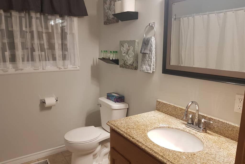 Sarnia Central Six - BIG 6 BR 2 BA - patio and BBQ