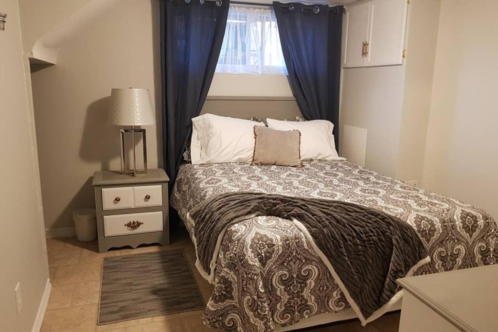 Sarnia Vacations - Sarnia Central Six - BIG 6 BR 2 BA - patio and BBQ - Property Image 9