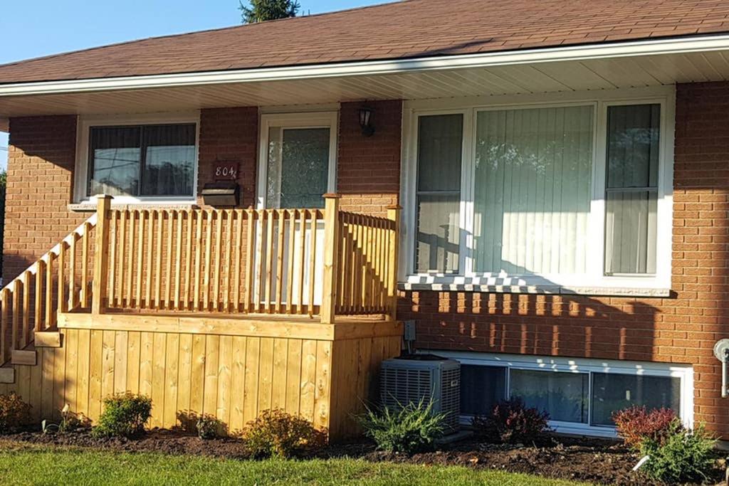 Sarnia Vacations - Sarnia Central Six - BIG 6 BR 2 BA - patio and BBQ - Property Image 10