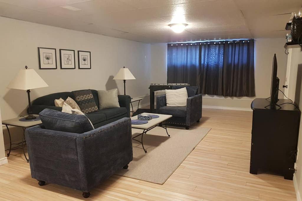 Sarnia Central Six - BIG 6 BR 2 BA - patio and BBQ