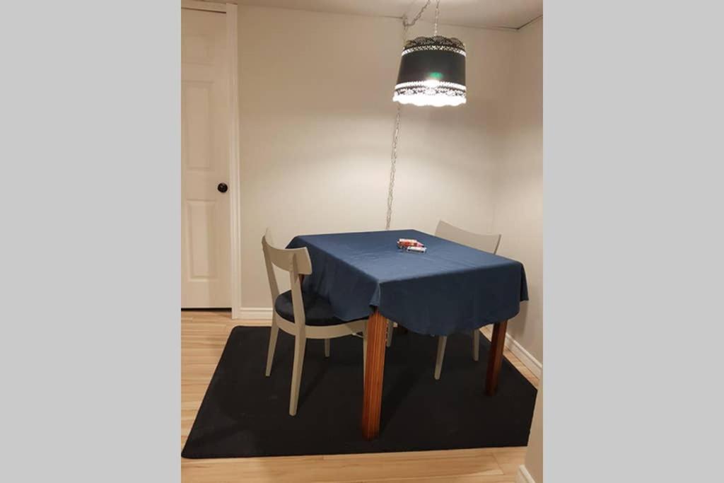 Sarnia Central Six - BIG 6 BR 2 BA - patio and BBQ