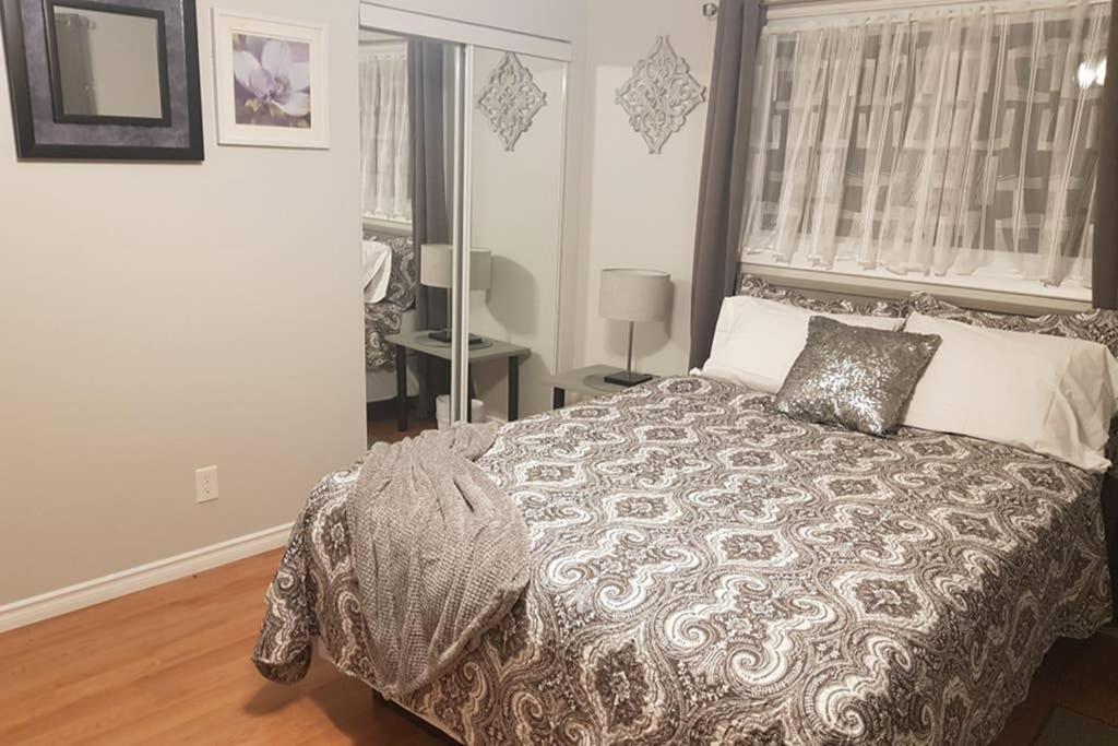 Sarnia Central Six - BIG 6 BR 2 BA - patio and BBQ