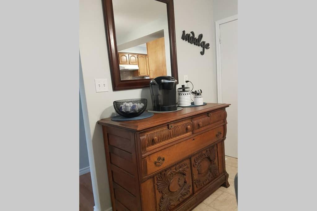 Sarnia Central Six - BIG 6 BR 2 BA - patio and BBQ