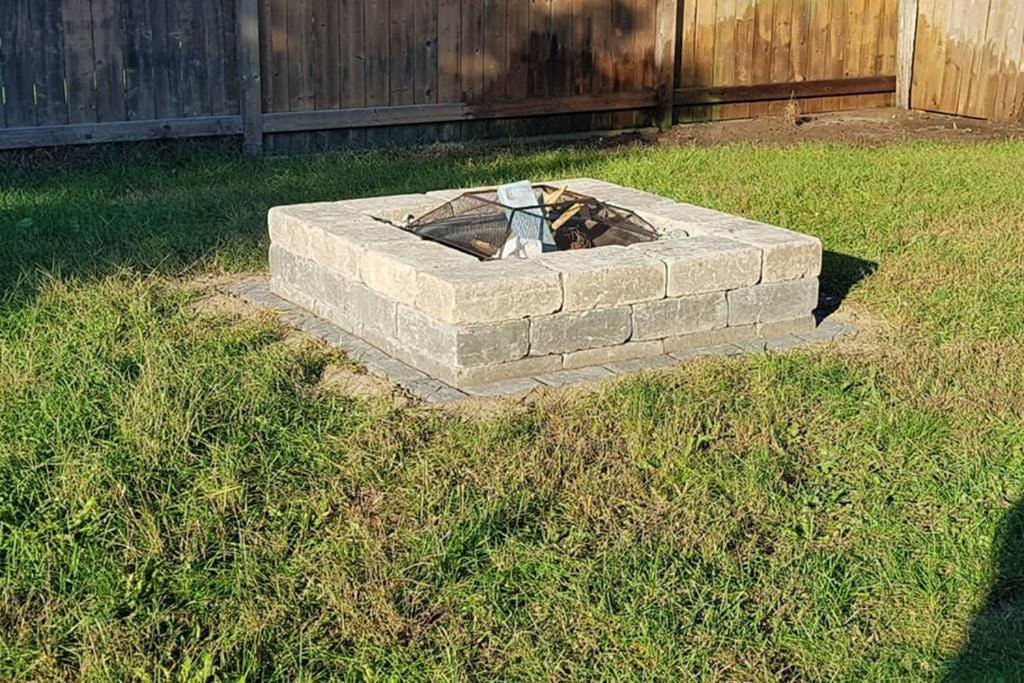 Sarnia Central Six - BIG 6 BR 2 BA - patio and BBQ
