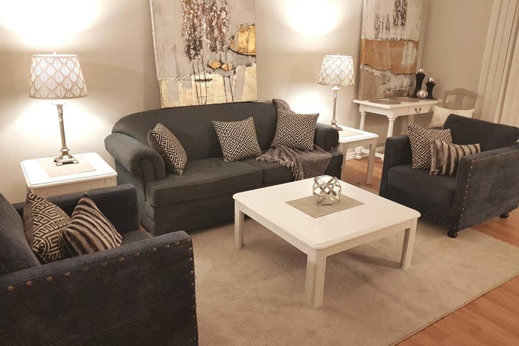 Sarnia Central Six - BIG 6 BR 2 BA - patio and BBQ