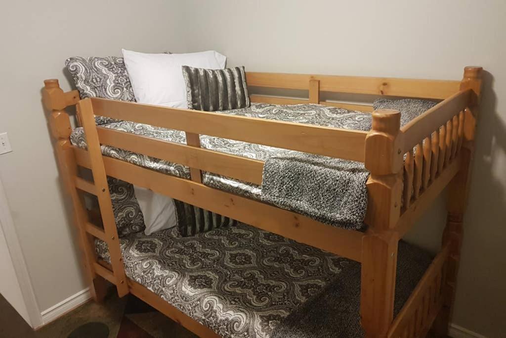 Sarnia Central Six - BIG 6 BR 2 BA - patio and BBQ