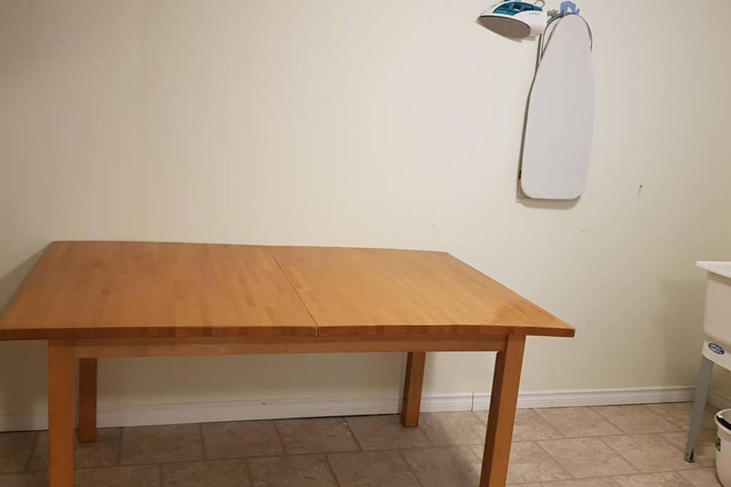 Sarnia Central Six - BIG 6 BR 2 BA - patio and BBQ