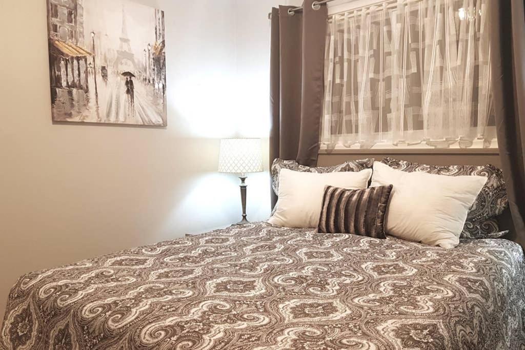 Sarnia Central Six - BIG 6 BR 2 BA - patio and BBQ