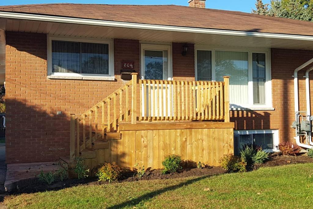 Sarnia Central Six - BIG 6 BR 2 BA - patio and BBQ