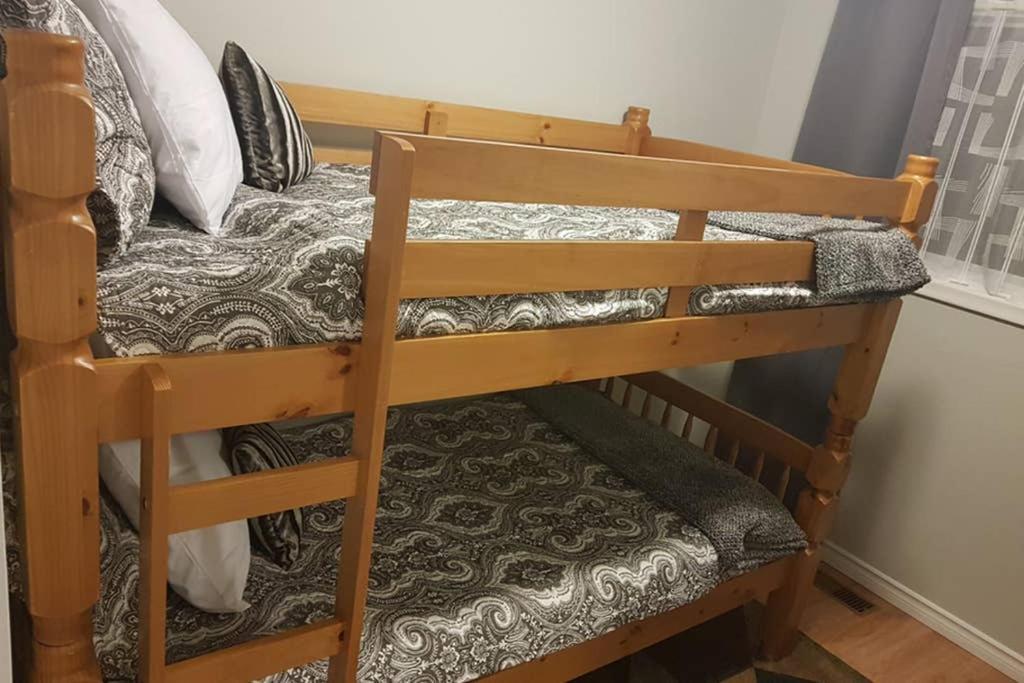 Sarnia Central Six - BIG 6 BR 2 BA - patio and BBQ