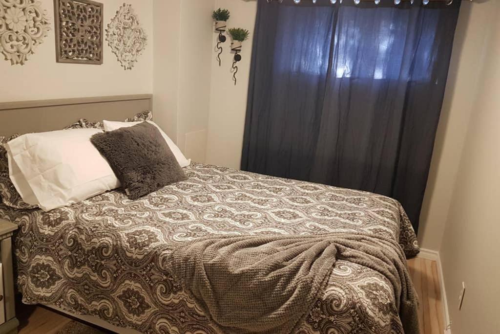 Sarnia Central Six - BIG 6 BR 2 BA - patio and BBQ