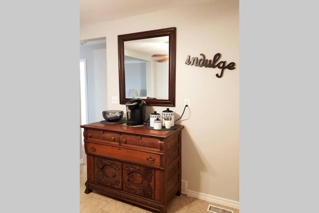 Sarnia Central Six - BIG 6 BR 2 BA - patio and BBQ