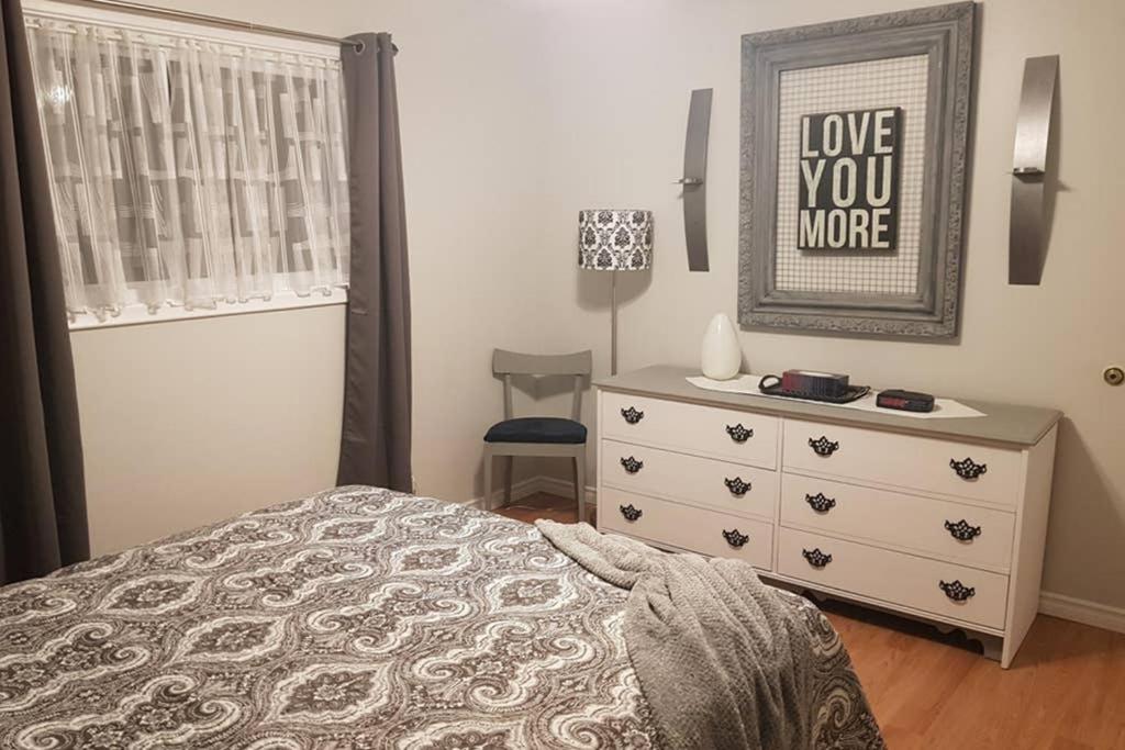 Sarnia Central Six - BIG 6 BR 2 BA - patio and BBQ