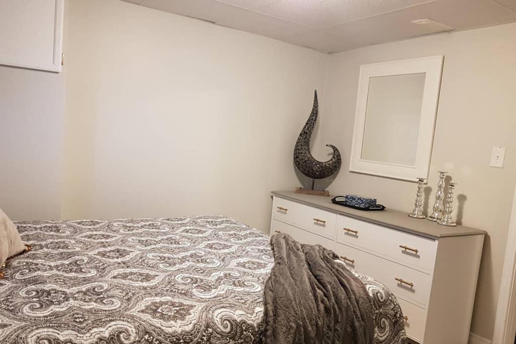 Sarnia Central Six - BIG 6 BR 2 BA - patio and BBQ