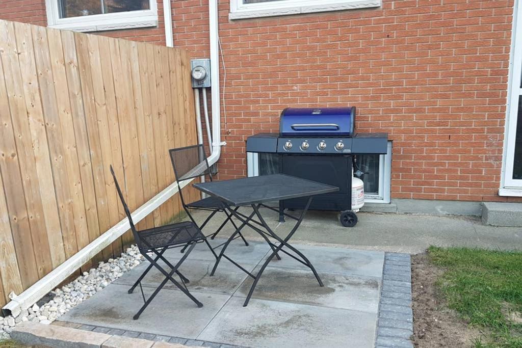 Sarnia Central Six - BIG 6 BR 2 BA - patio and BBQ