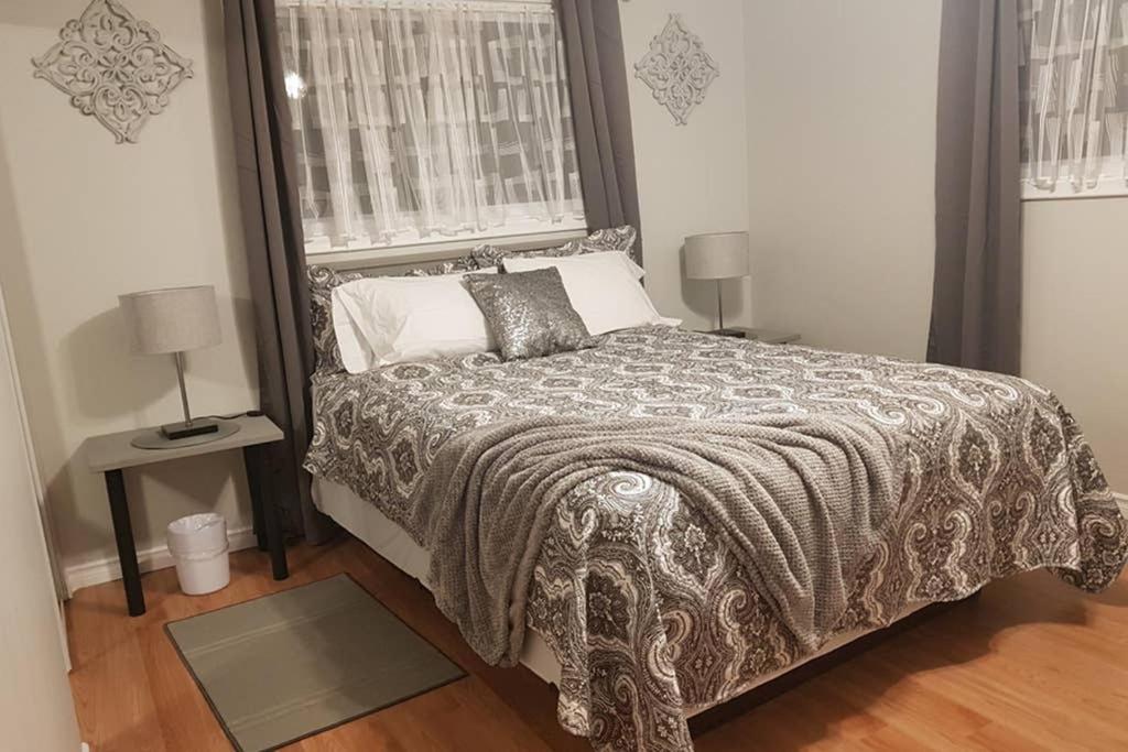 Sarnia Central Six - BIG 6 BR 2 BA - patio and BBQ