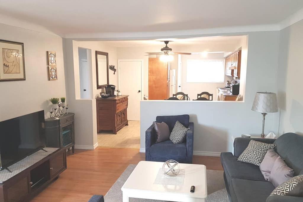 Sarnia Central Six - BIG 6 BR 2 BA - patio and BBQ