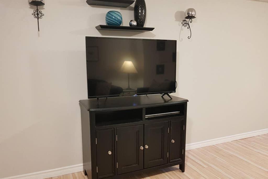 Sarnia Central Six - BIG 6 BR 2 BA - patio and BBQ