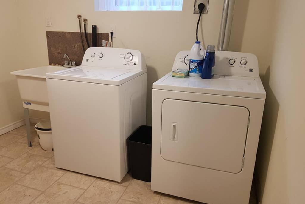 Sarnia Central Six - BIG 6 BR 2 BA - patio and BBQ
