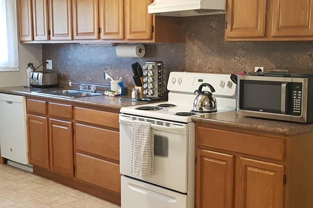 Sarnia Central Six - BIG 6 BR 2 BA - patio and BBQ