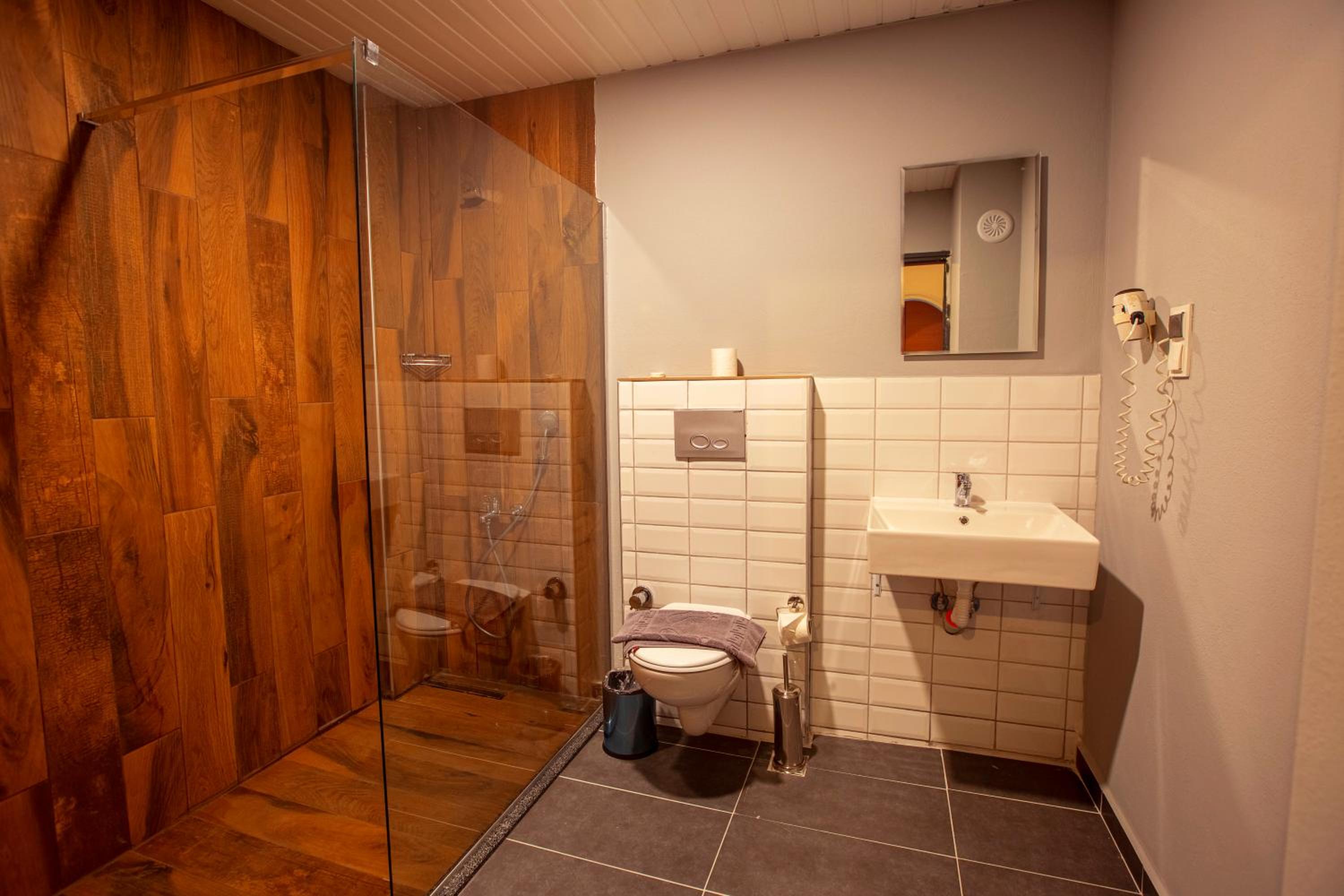 HMA Hotel & Suites - Image 18