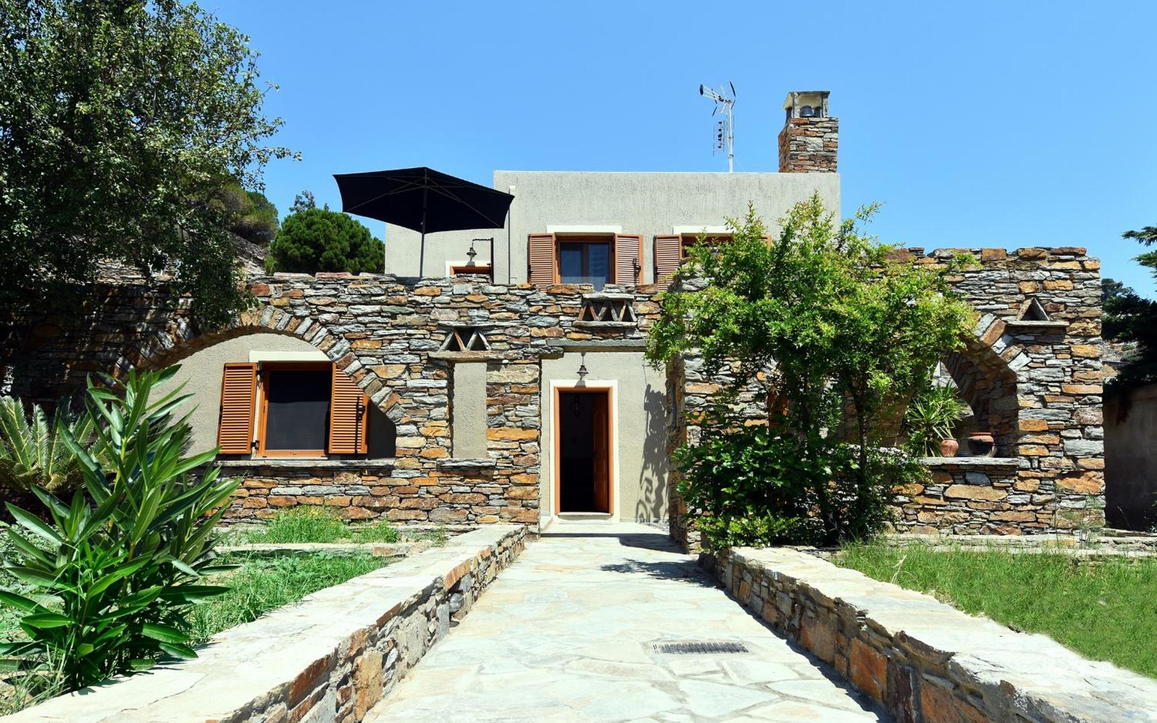 The Garden House only a 2 minute walk from the Picturesque Marine of Vourkari. view 2