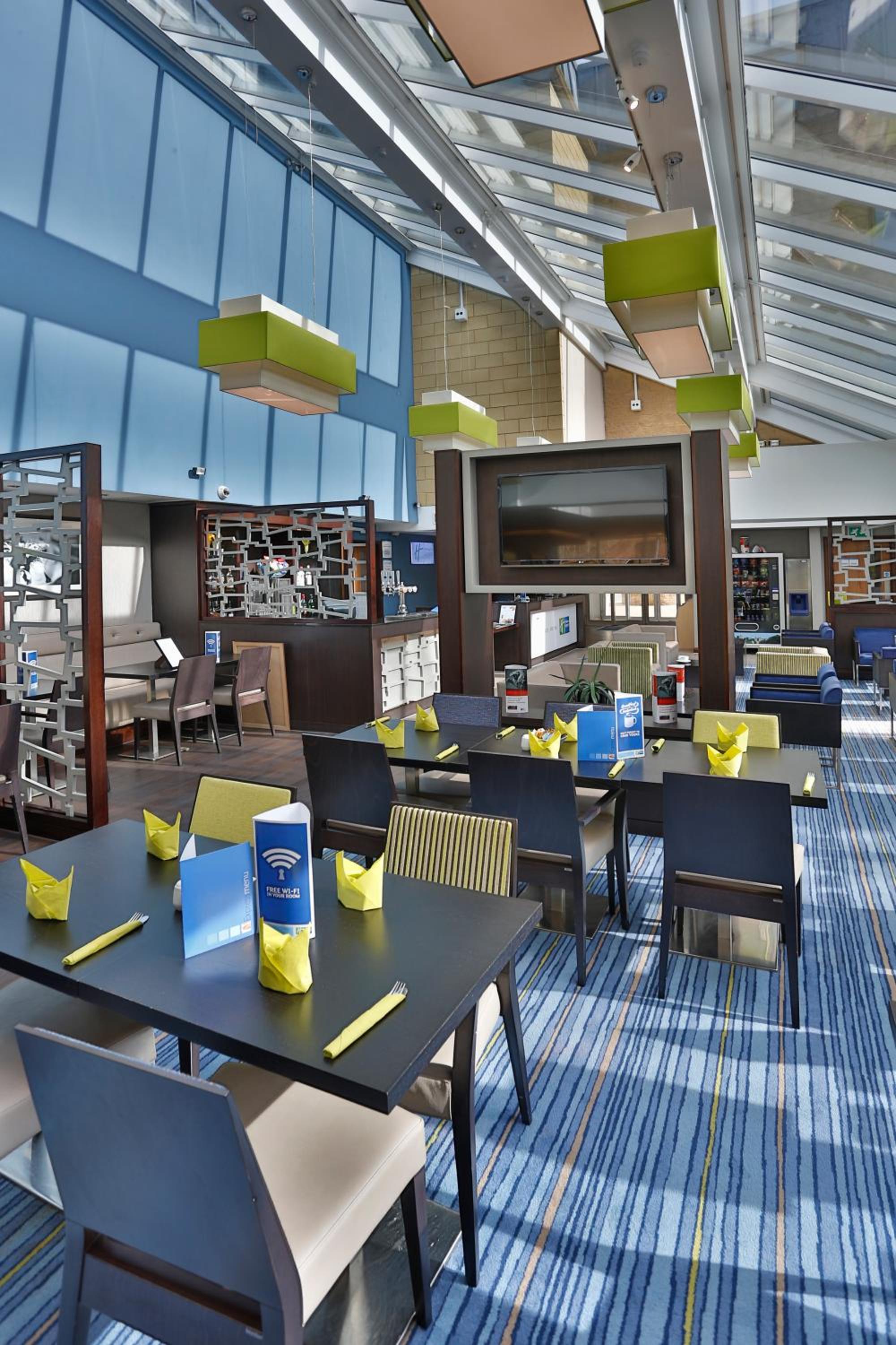 Windsor Vacations - Holiday Inn Express Windsor, an IHG Hotel - Property Image 8