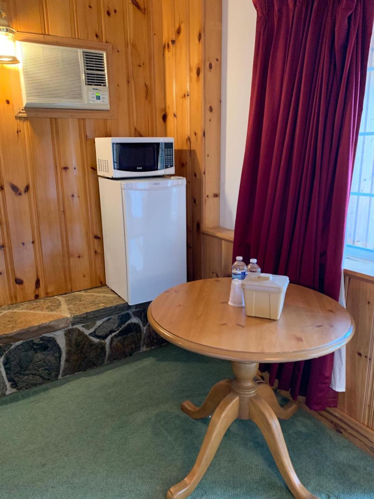 Algonquin Lakeside Inn