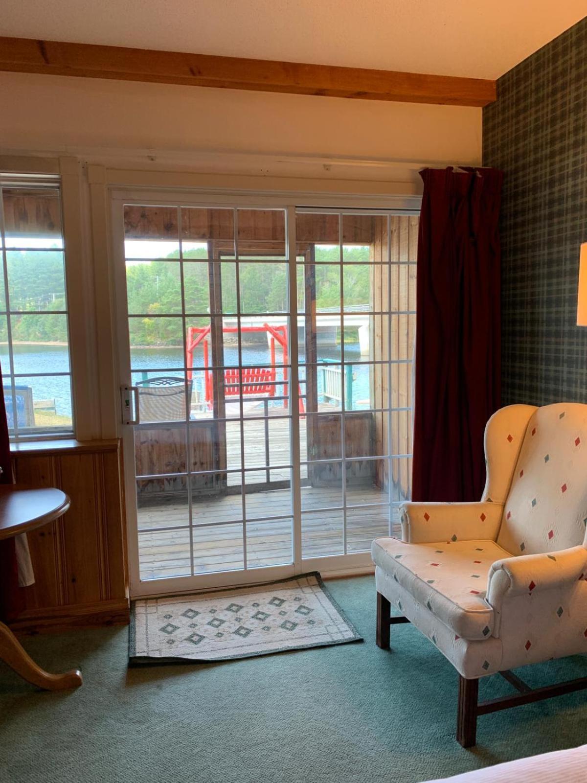 Algonquin Lakeside Inn