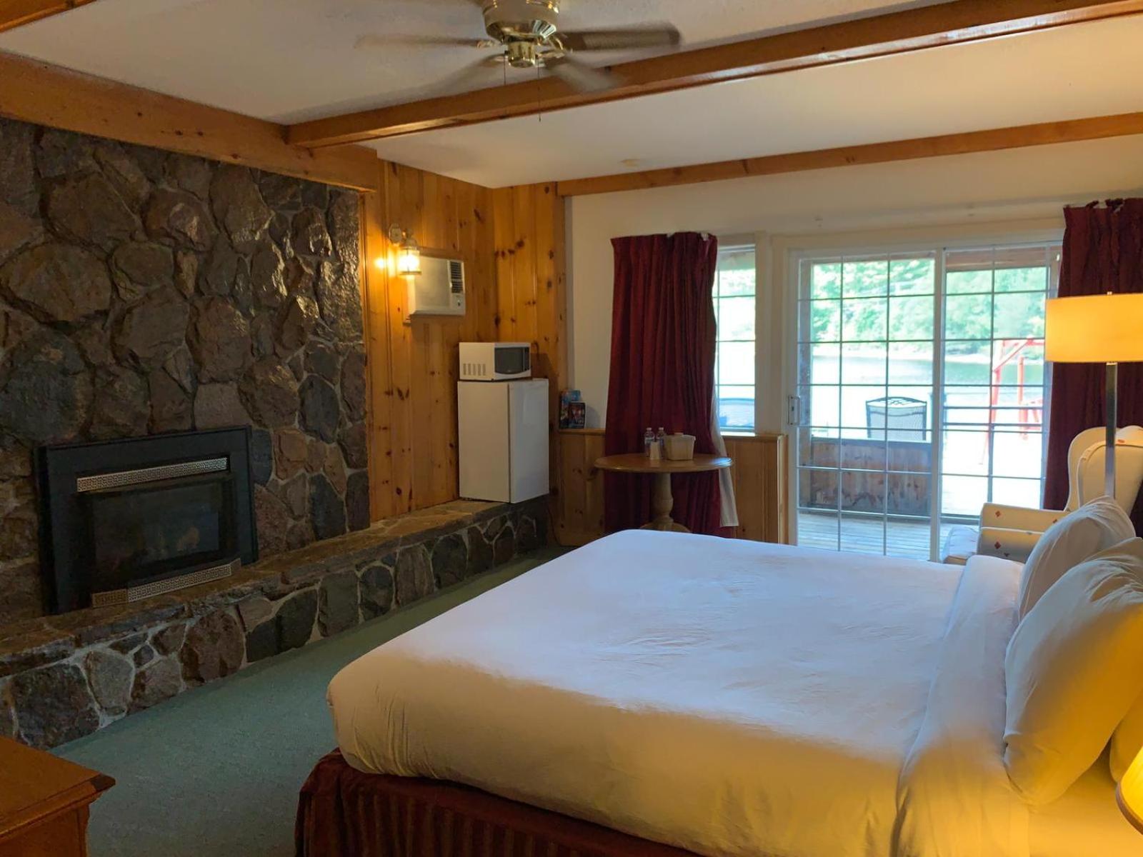 Algonquin Lakeside Inn