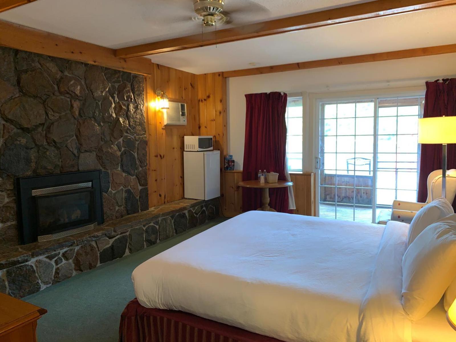Algonquin Lakeside Inn