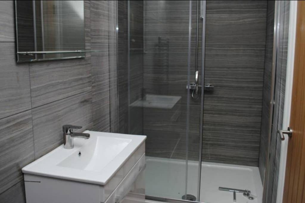 Garland Modern Spacious Apartment, Brentwood 1 view 2