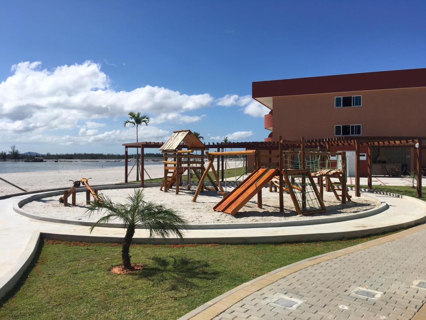 Flat com praia privativa e lazer total em Arraial
