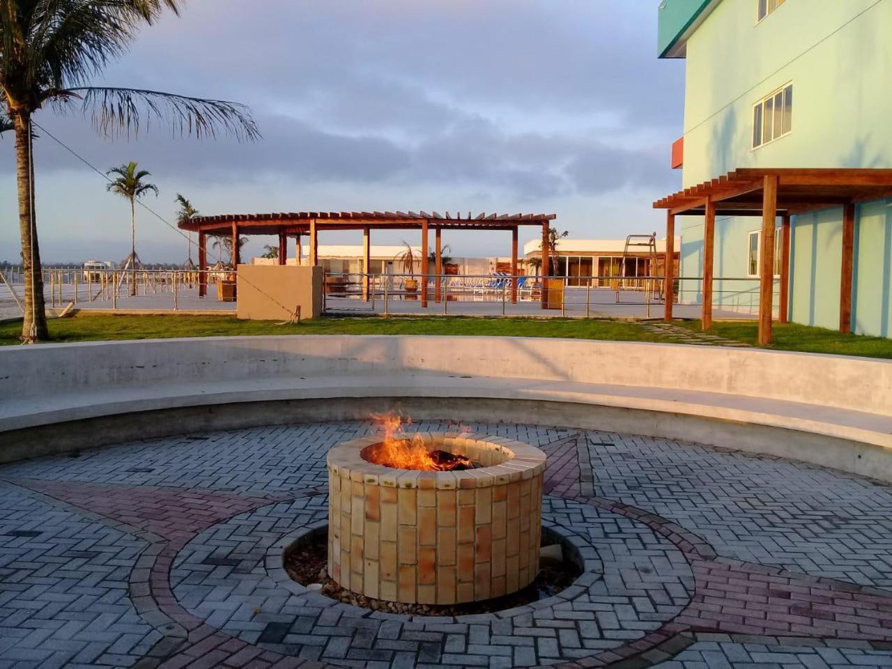 Flat com praia privativa e lazer total em Arraial